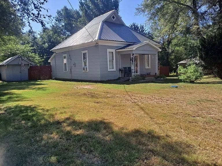 House for rent at 309 Golden St, Jerico Springs, MO 64756