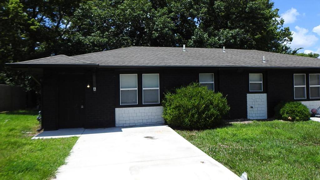 House for rent at 408 NE Westwind Dr, Lees Summit, MO 64086