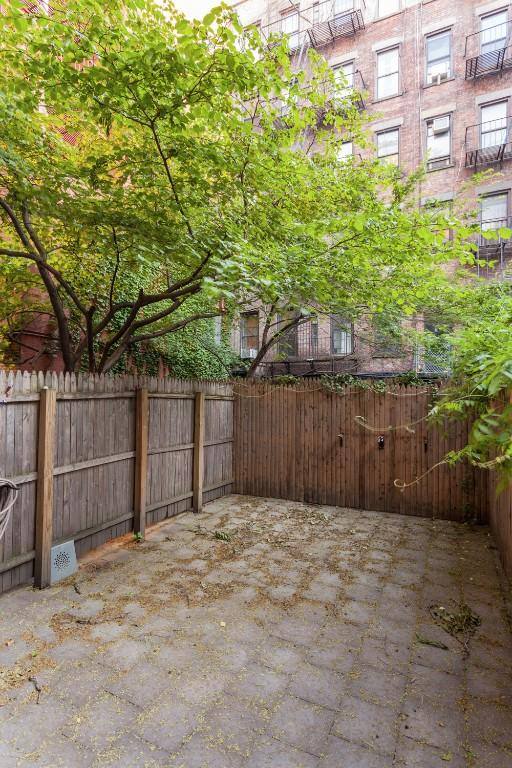 450 W 50th St #1W, New York, NY 10019