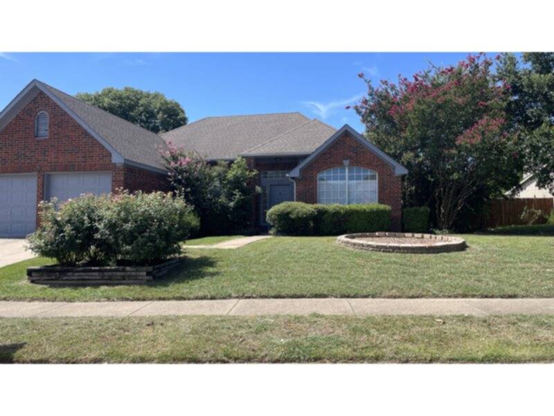 House for rent at 320 Pebblebrook Lane, Red Oak, TX 75154