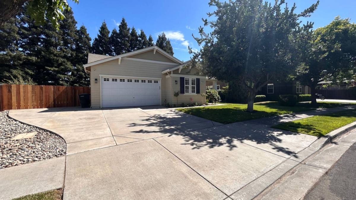 House for rent at 1323 Cindy Dr, Oakdale, CA 95361