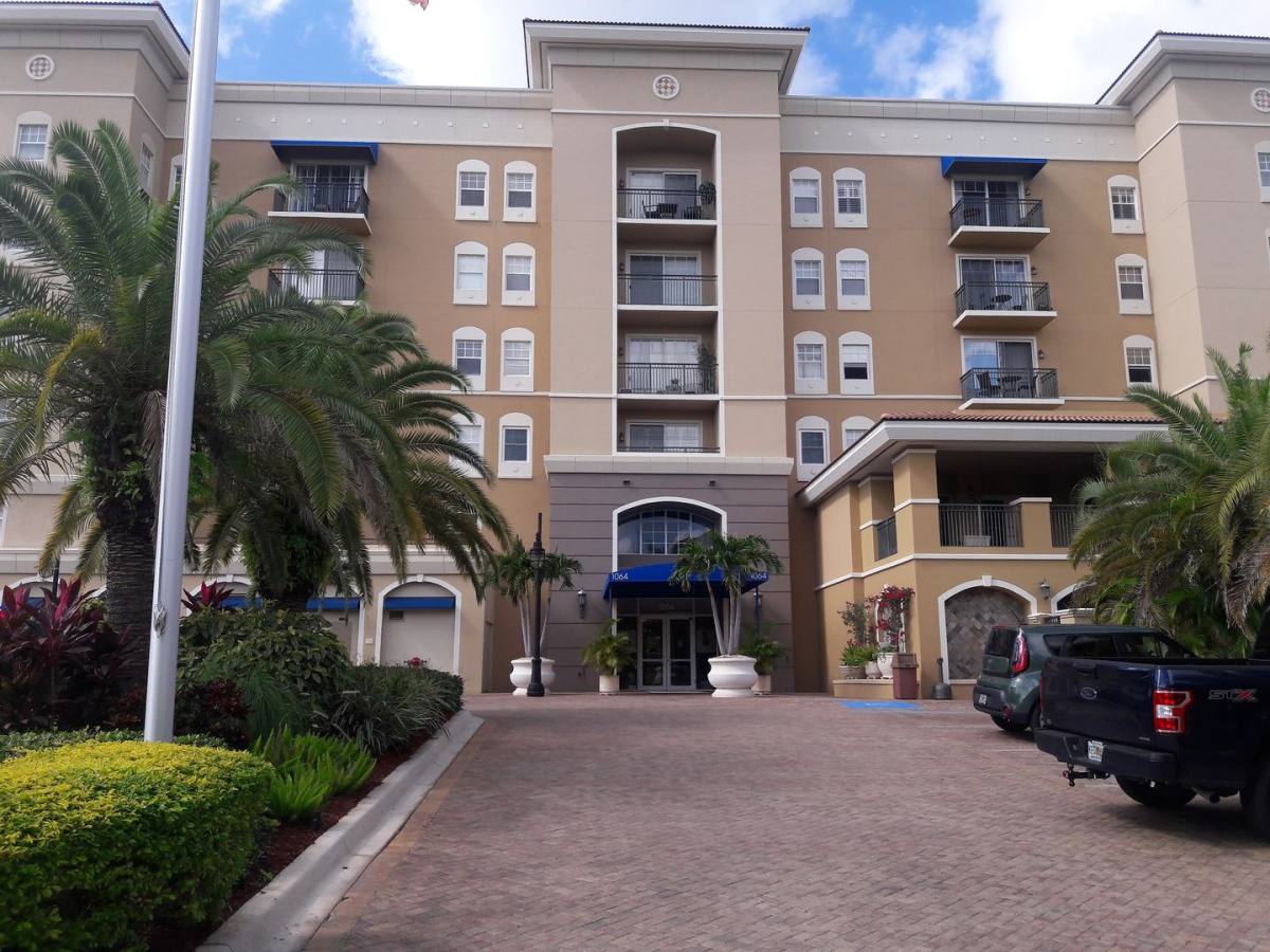 Condo for rent at 1064 N Tamiami Trail, Sarasota, FL 34236