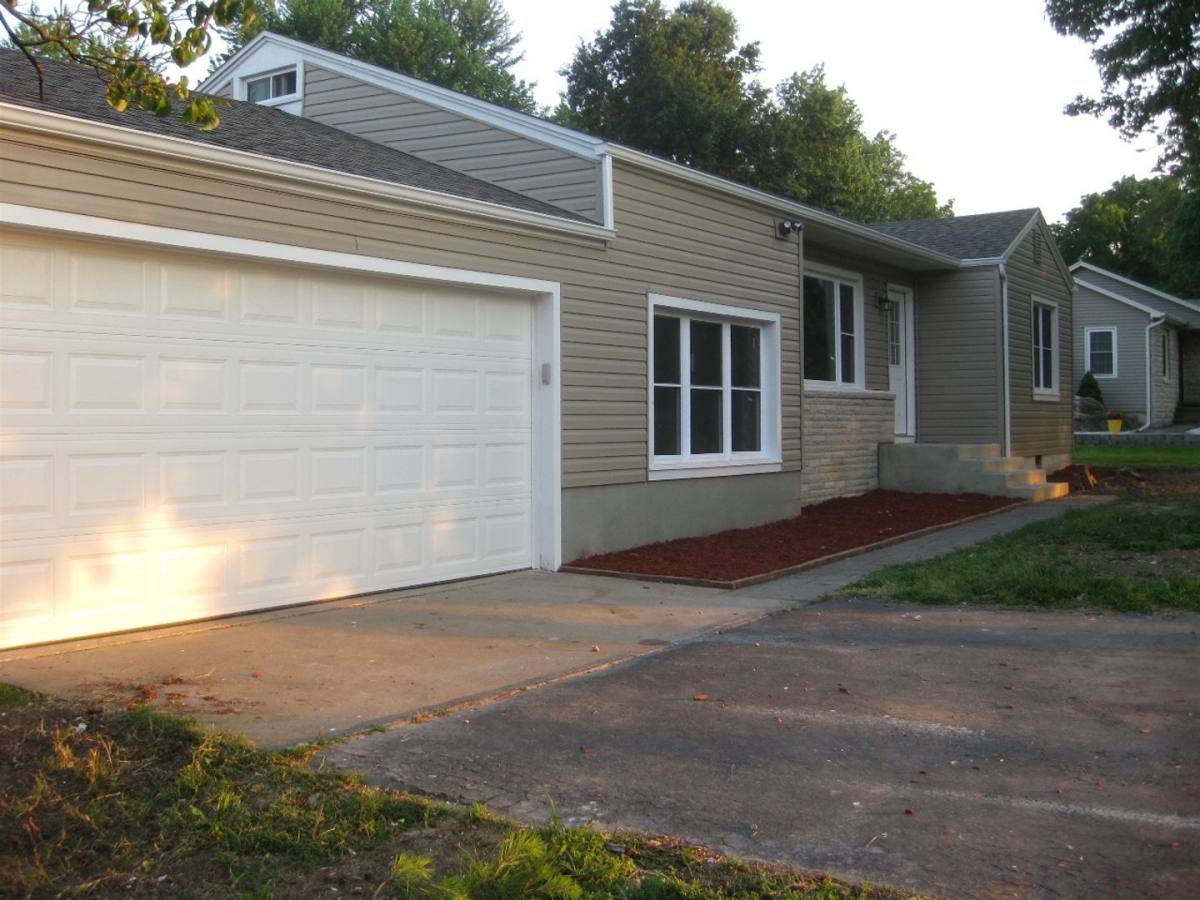 House for rent at 1806 S Lakeshore Dr, Springfield, MO 65807