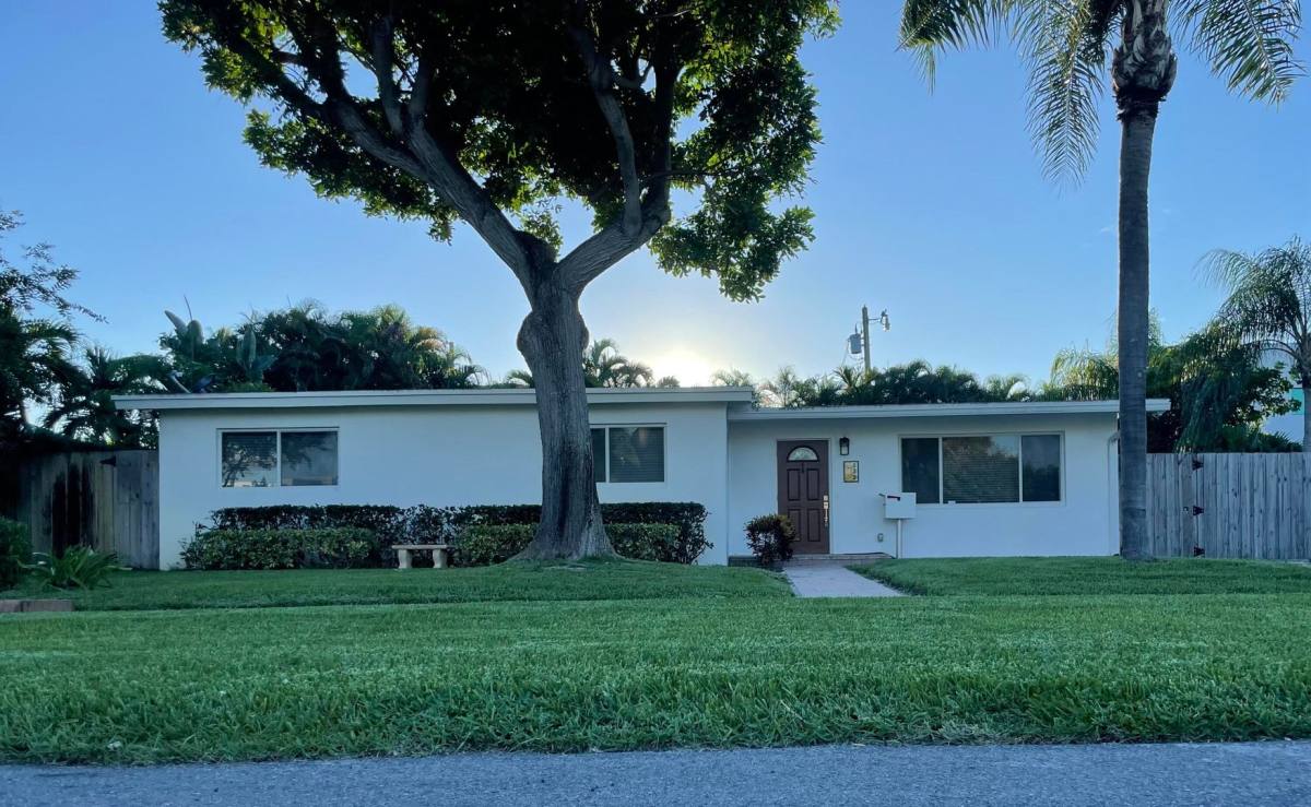 House for rent at 555 NE 4th Ave, Boca Raton, FL 33432