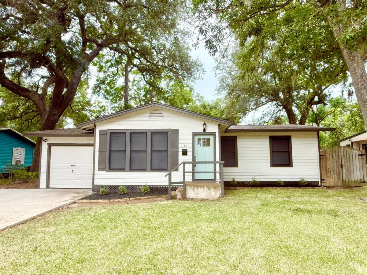 Apartment for rent at 111 Jasmine St, Lake Jackson, TX 77566