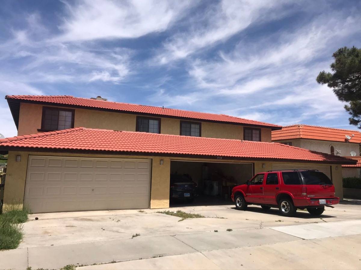 Townhouse for rent at 1719 W Ave, Lancaster, CA 93534