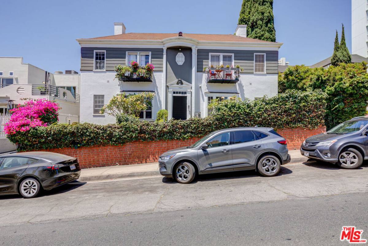 Apartment for rent at 963 N Doheny Dr, West Hollywood, CA 90069