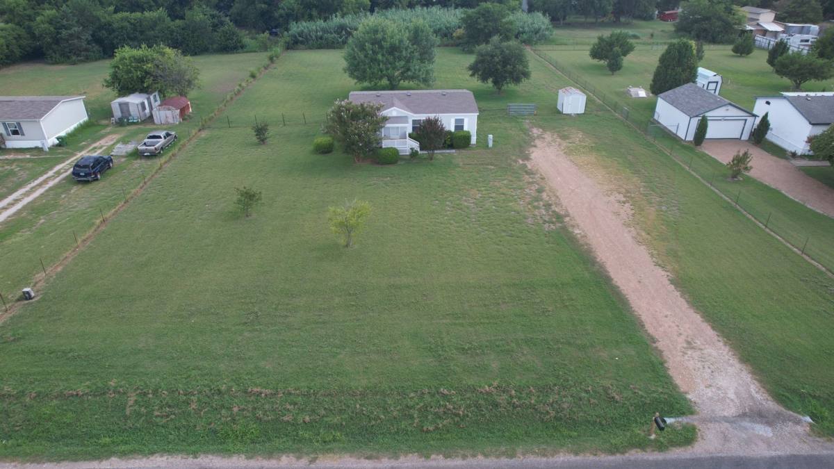 House for rent at 911 W Sterrett Rd, Waxahachie, TX 75167