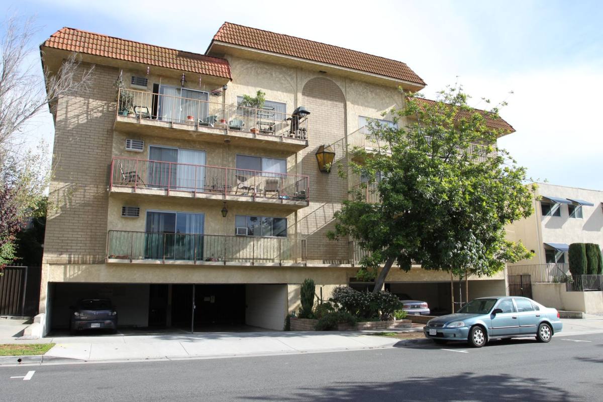 Apartment for rent at 816 Westmount Dr, West Hollywood, CA 90069