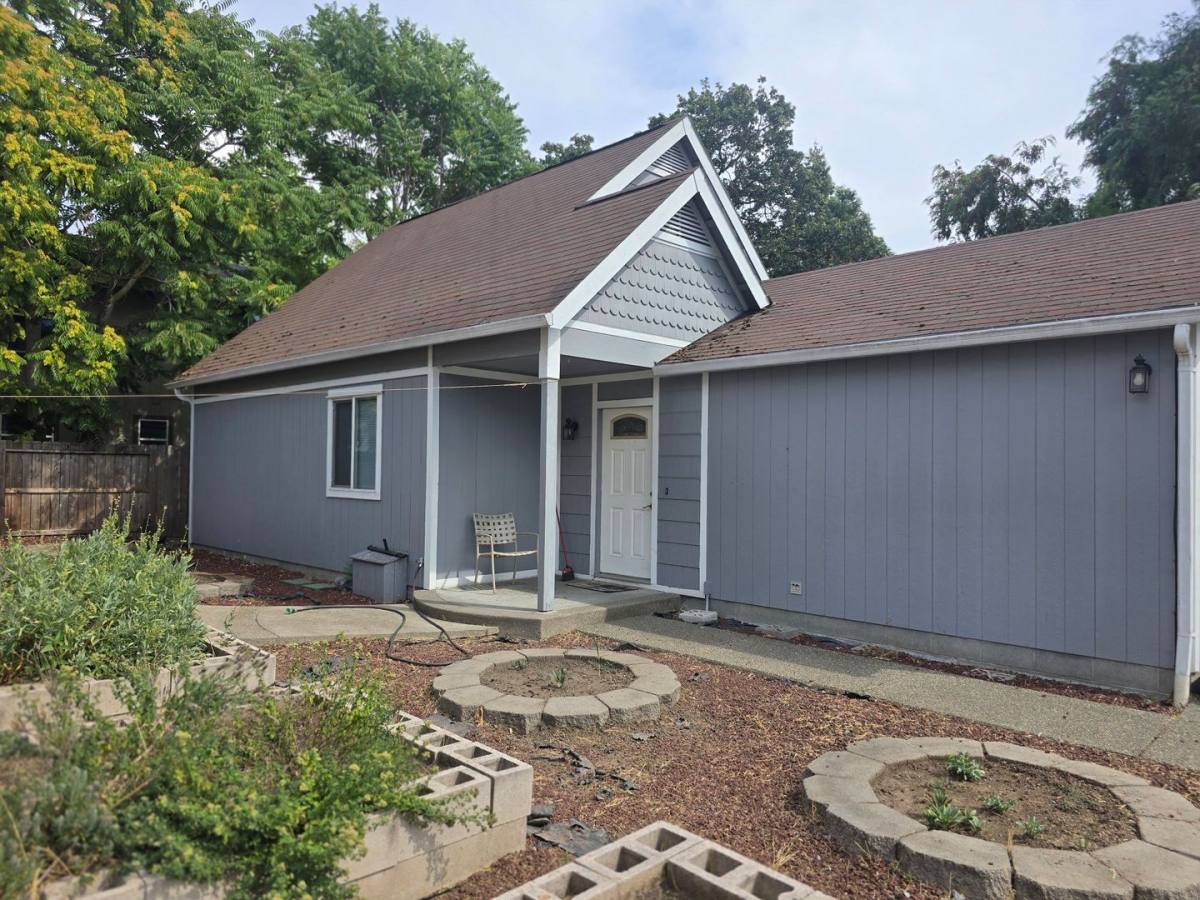House for rent at 731 SW Laurel Ave, Grants Pass, OR 97526
