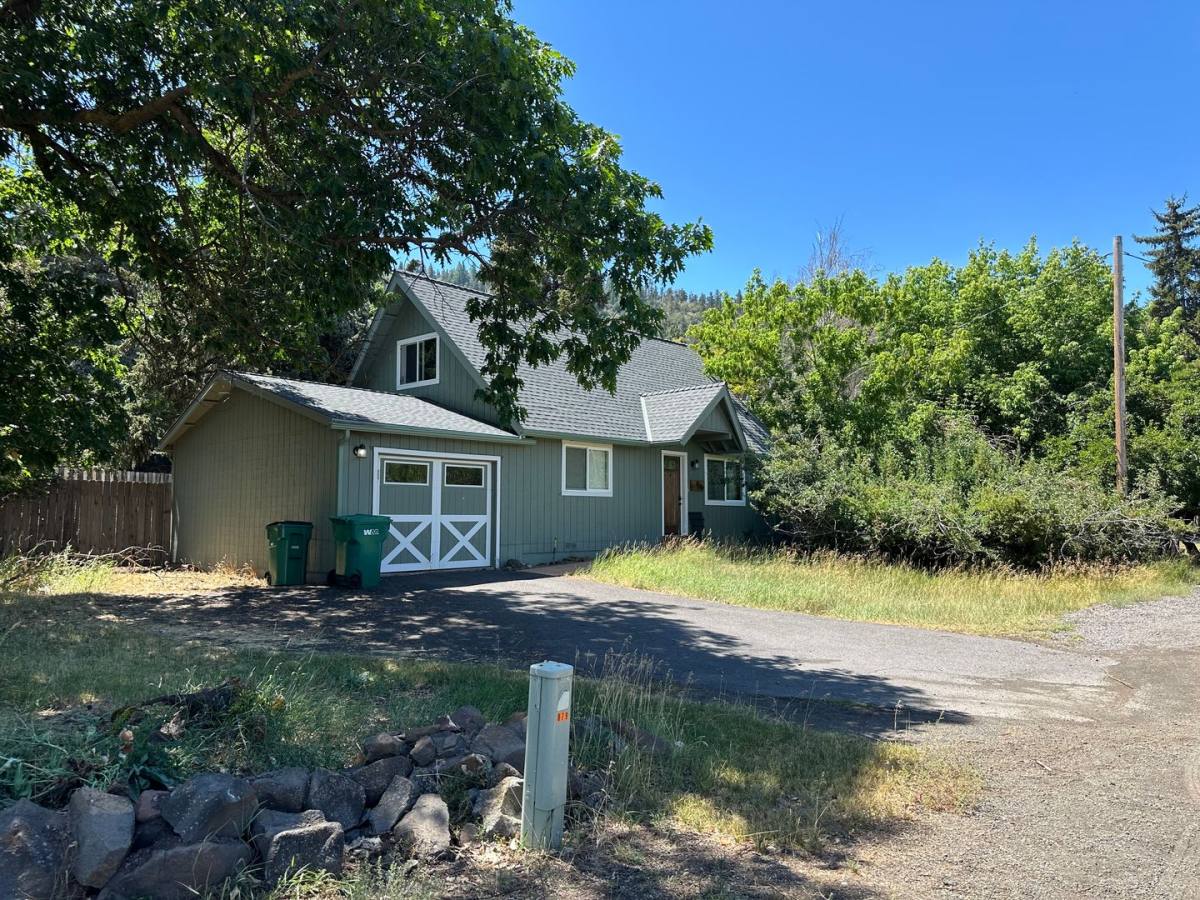 House for rent at 879 Lakeshore Dr, Klamath Falls, OR 97601