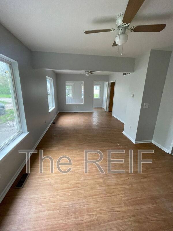 House for rent at 1082 W Juliah Ave, Flint, MI 48505