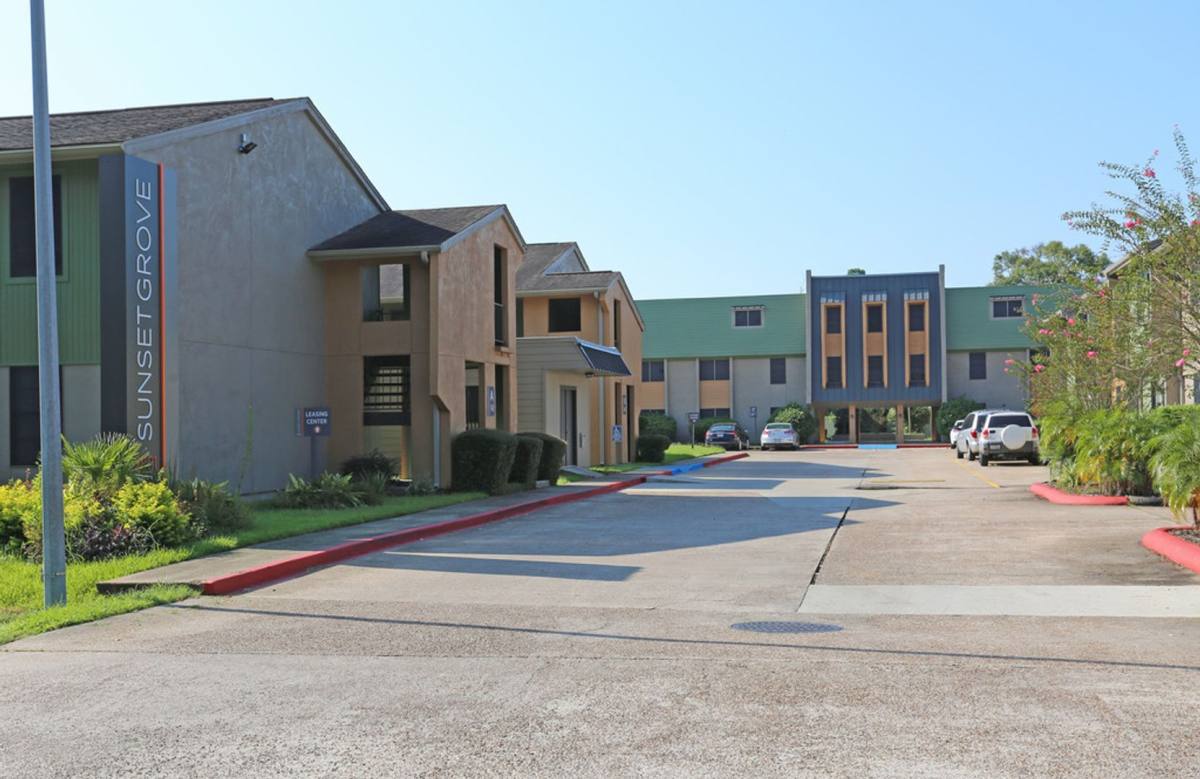 Apartment for rent at 2801 W Sunset Dr, Orange, TX 77630