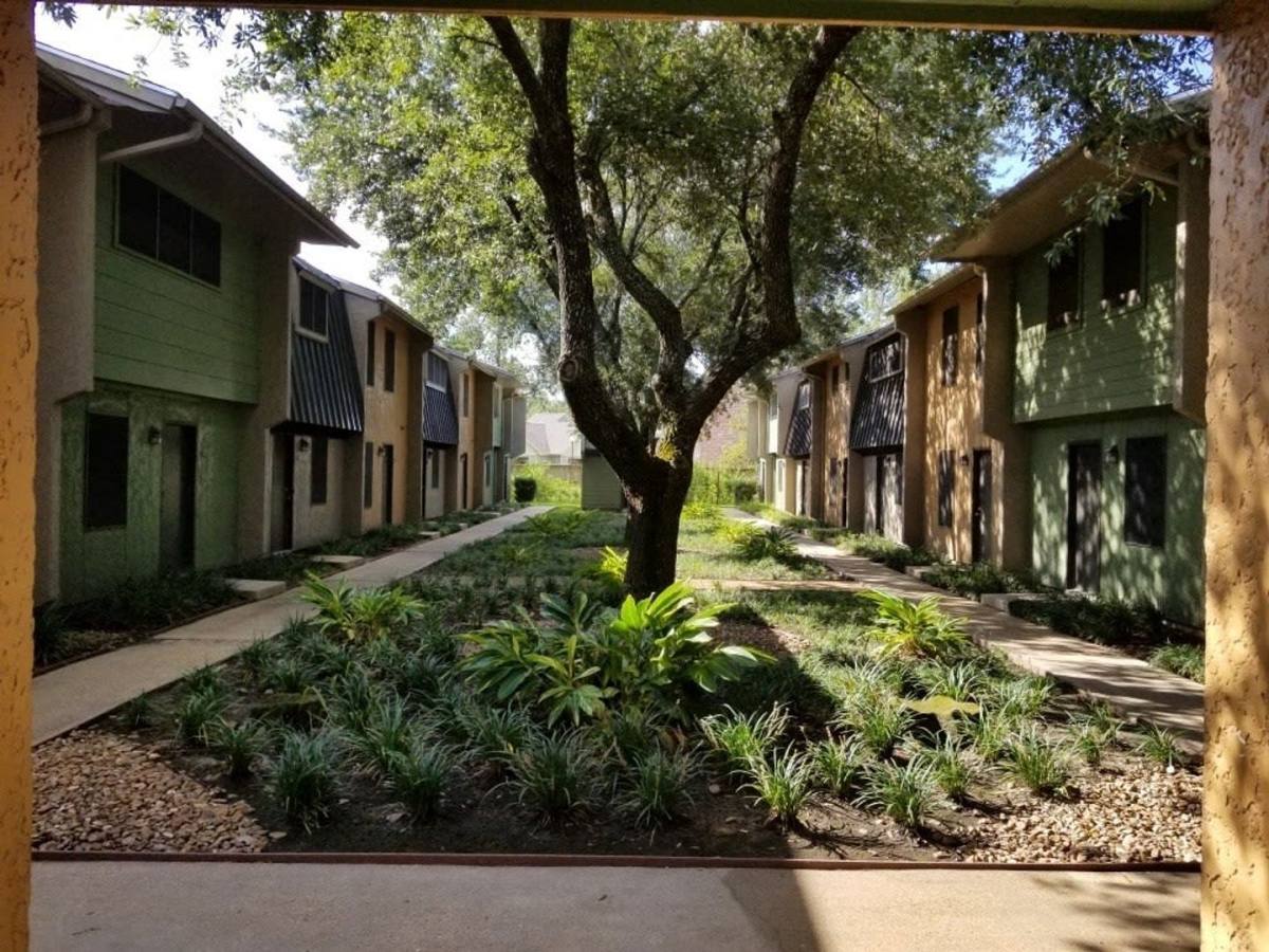 Apartment for rent at 2801 W Sunset Dr, Orange, TX 77630