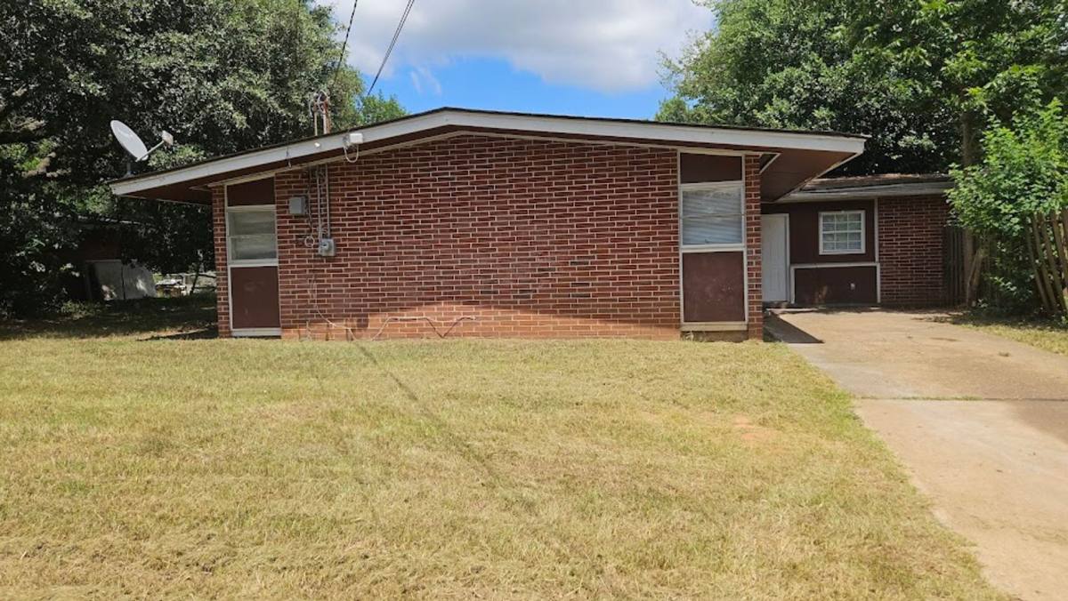 House for rent at 1969 S Riverview Circle, Albany, GA 31705