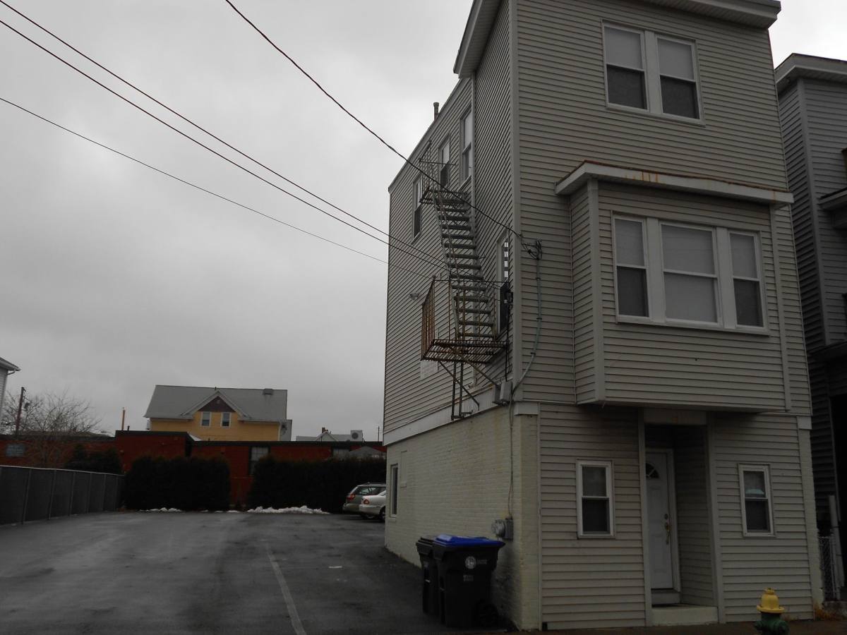 Apartment for rent at 98 Knight St, Providence, RI 02909