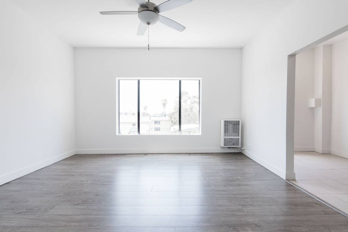 Apartment for rent at 932 Irolo Sreet, Los Angeles, CA 90006