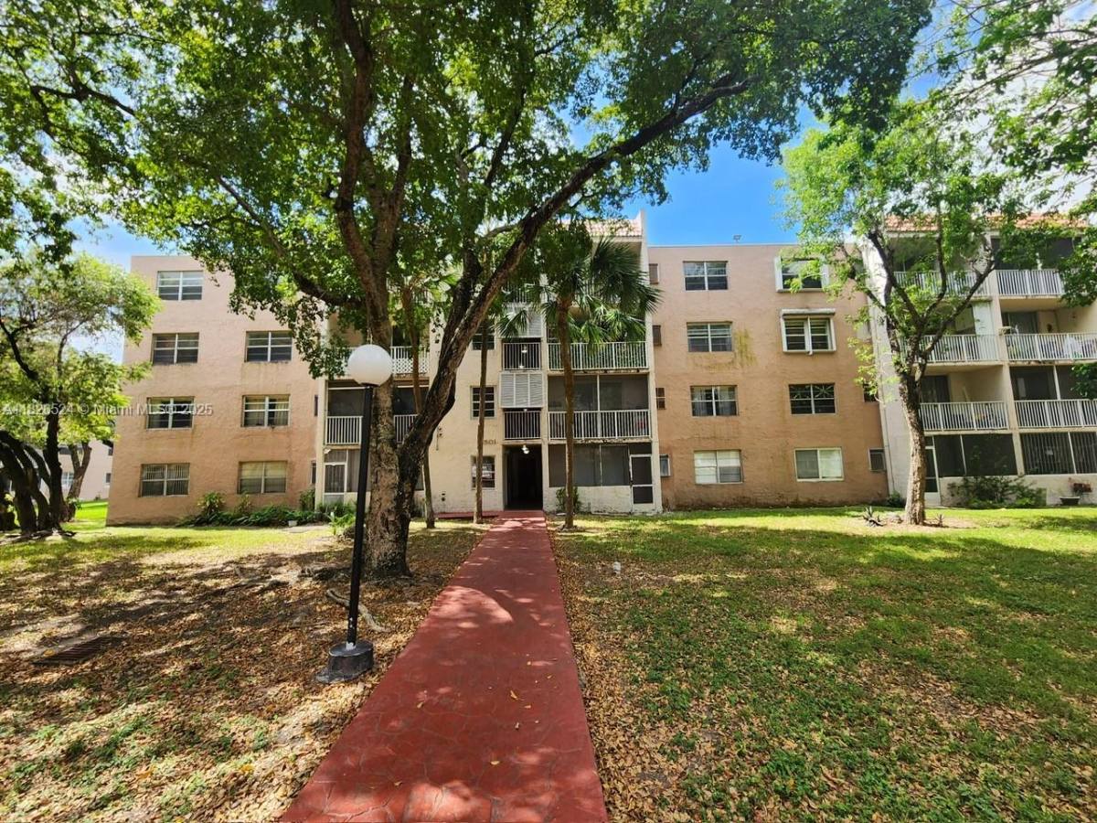 8501 NW 8th St #3011, Miami, FL 33126