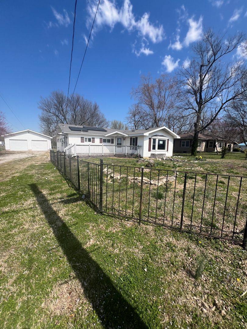 House for rent at 1833 W Smith St, Springfield, MO 65803