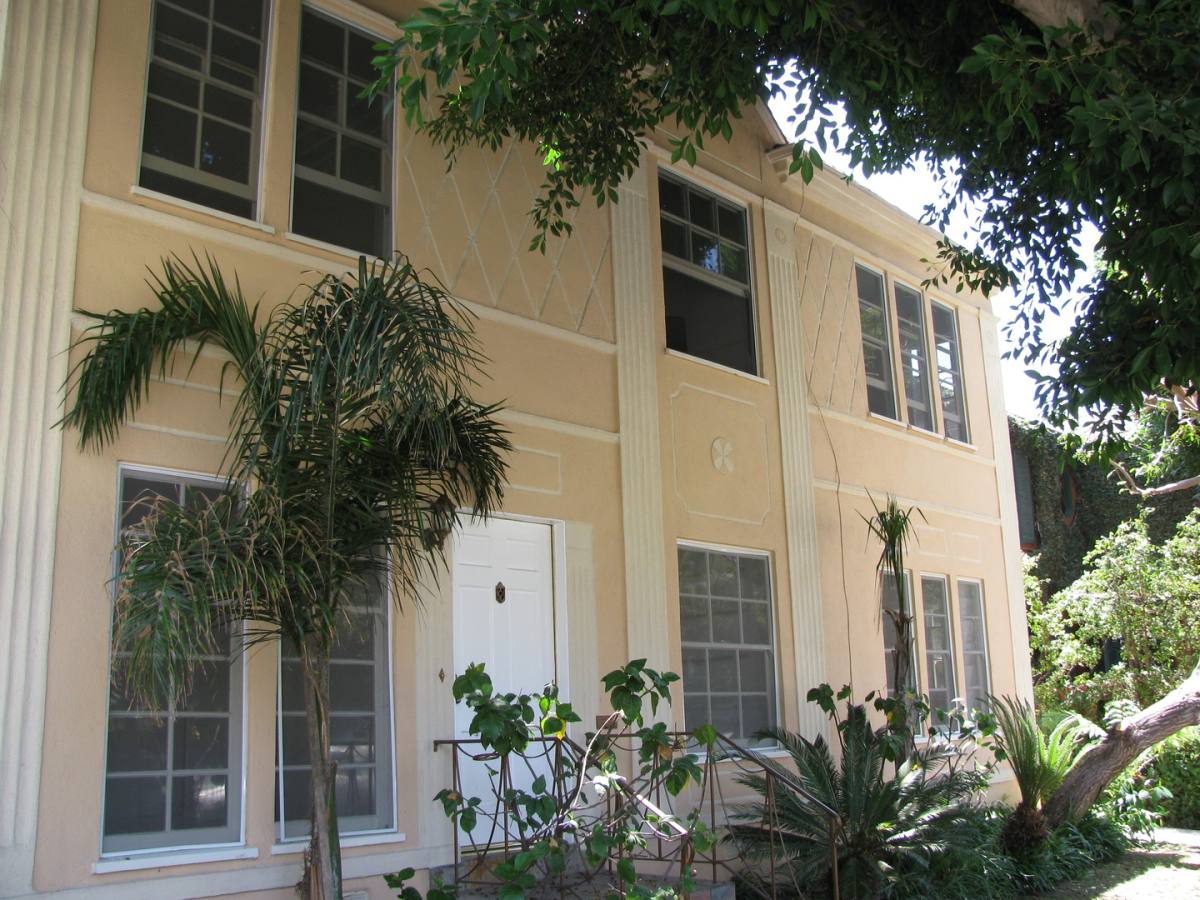 Apartment for rent at 9006 Burton Way, Beverly Hills, CA 90211