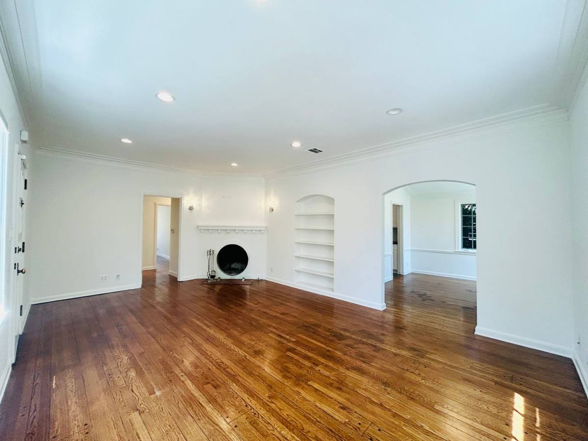 Apartment for rent at 132 S Roxbury, Beverly Hills, CA 90212