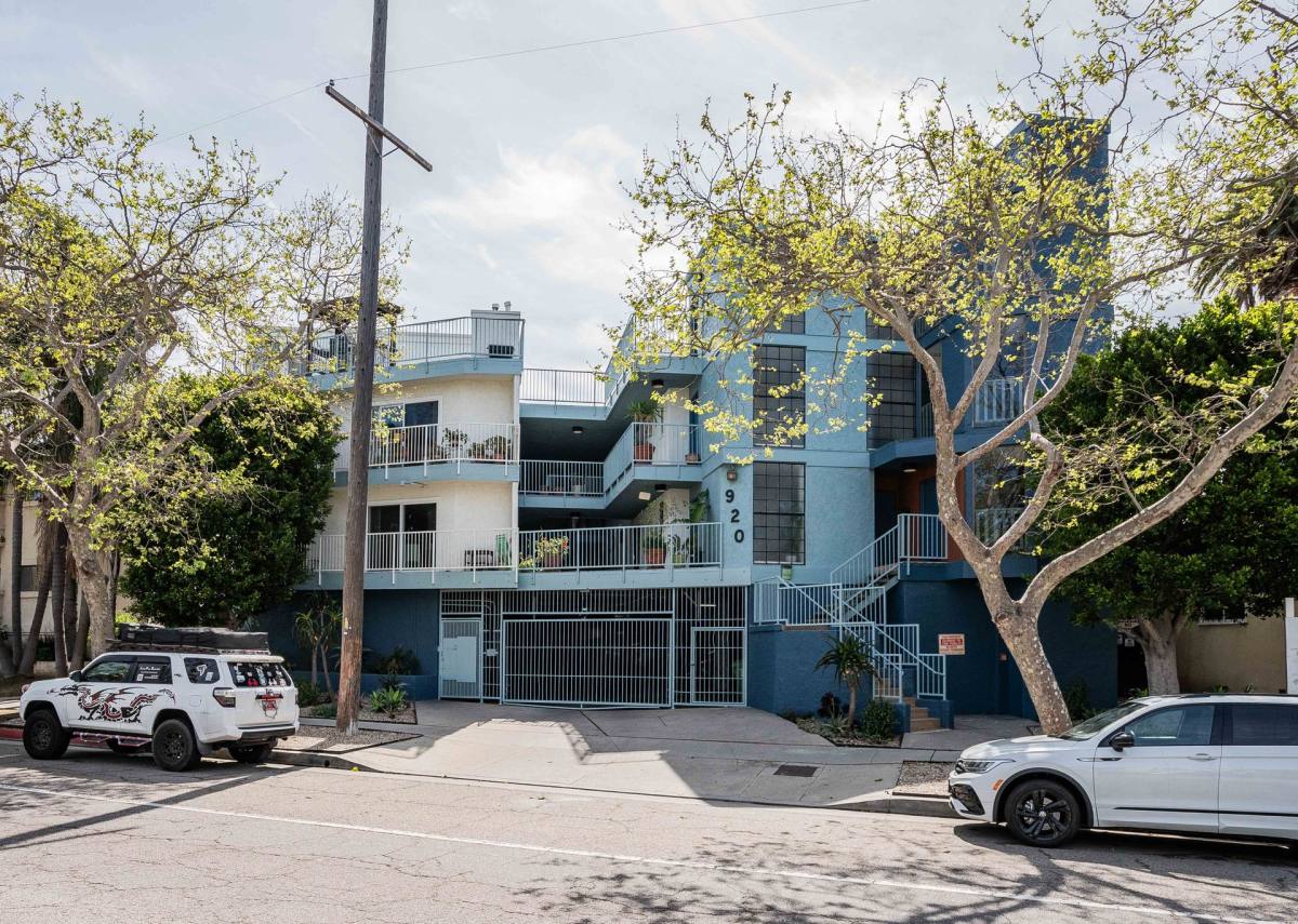 Apartment for rent at 920 Venice Blvd, Venice, CA 90291