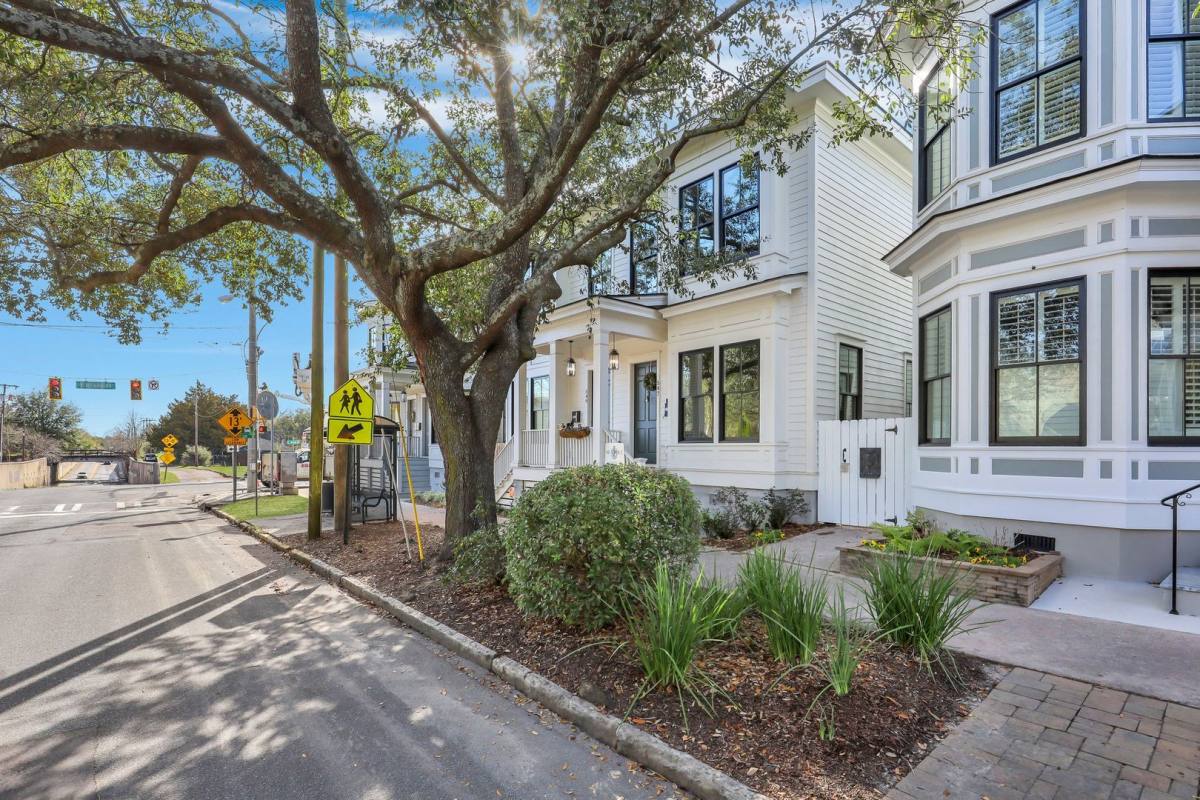 Townhouse for rent at 547 E Gwinnett St, Savannah, GA 31401
