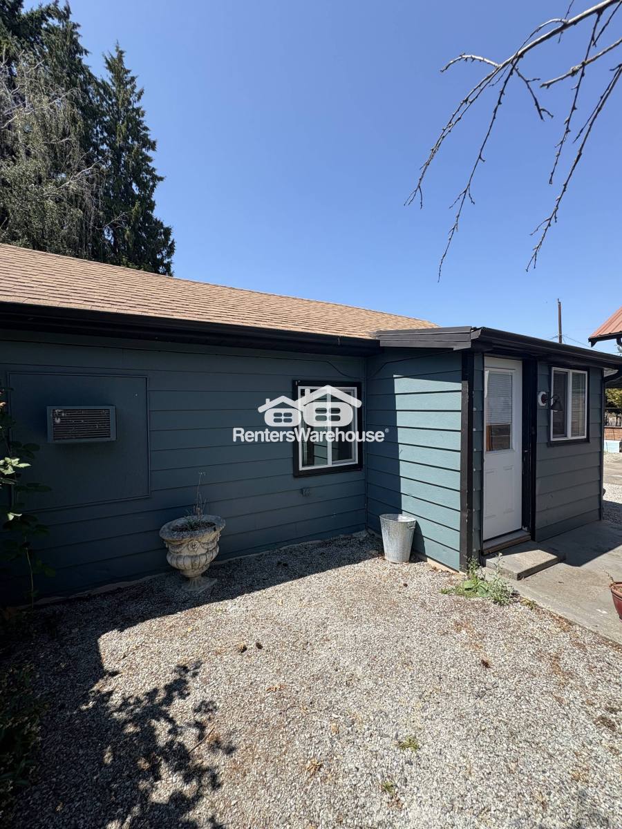 Townhouse for rent at 1053 S Southern St #C, Seattle, WA 98108