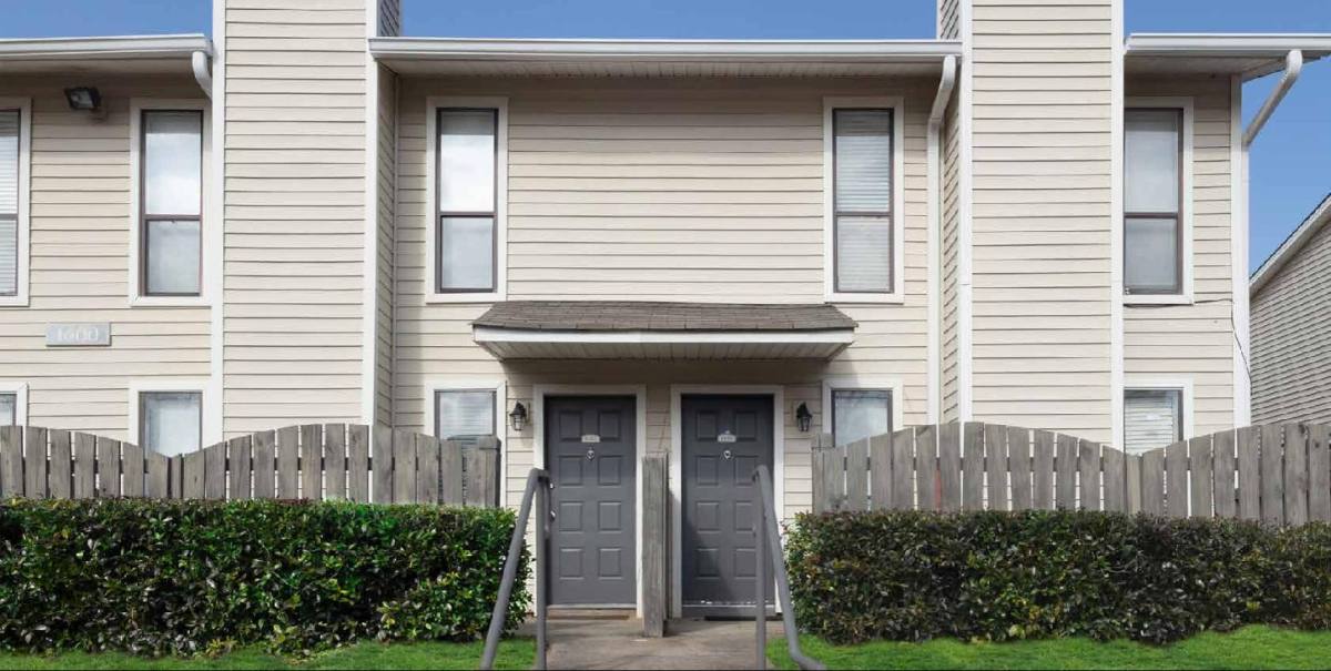 Apartment for rent at Lakeview Apartment Homes, 200 Summit Lake Dr, Stone Mountain, GA 30083