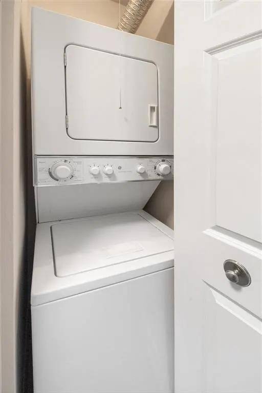 Apartment for rent at 1900 Windsong Dr, Schaumburg, IL 60194