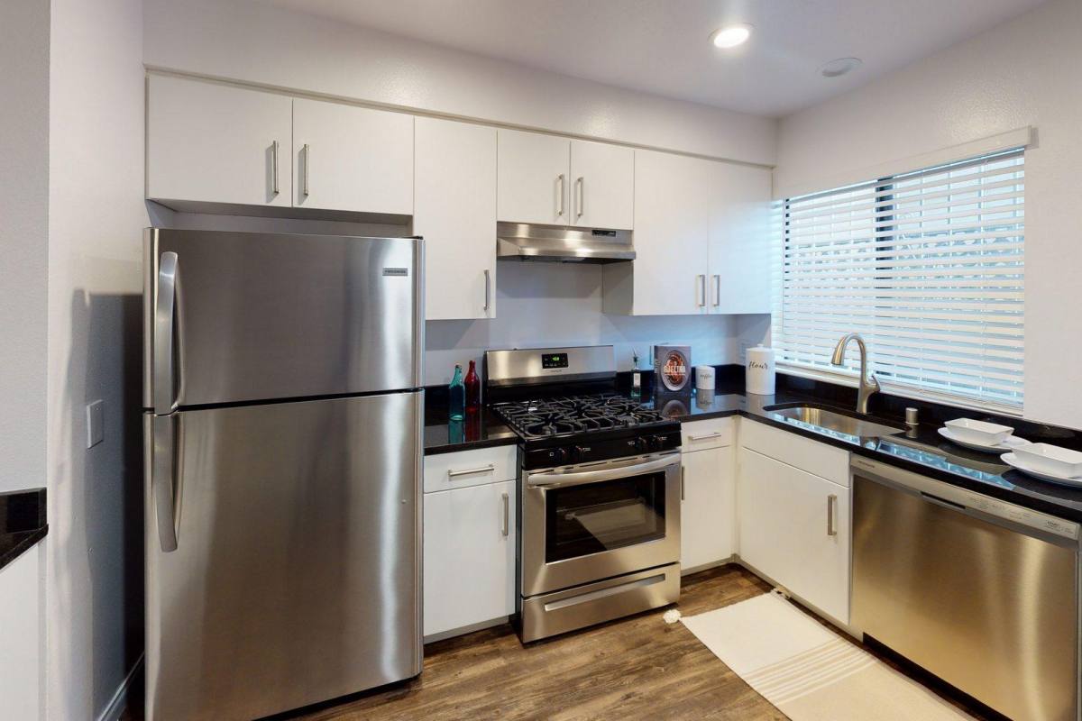 Apartment for rent at 3676 Mentone Ave, Los Angeles, CA 90034