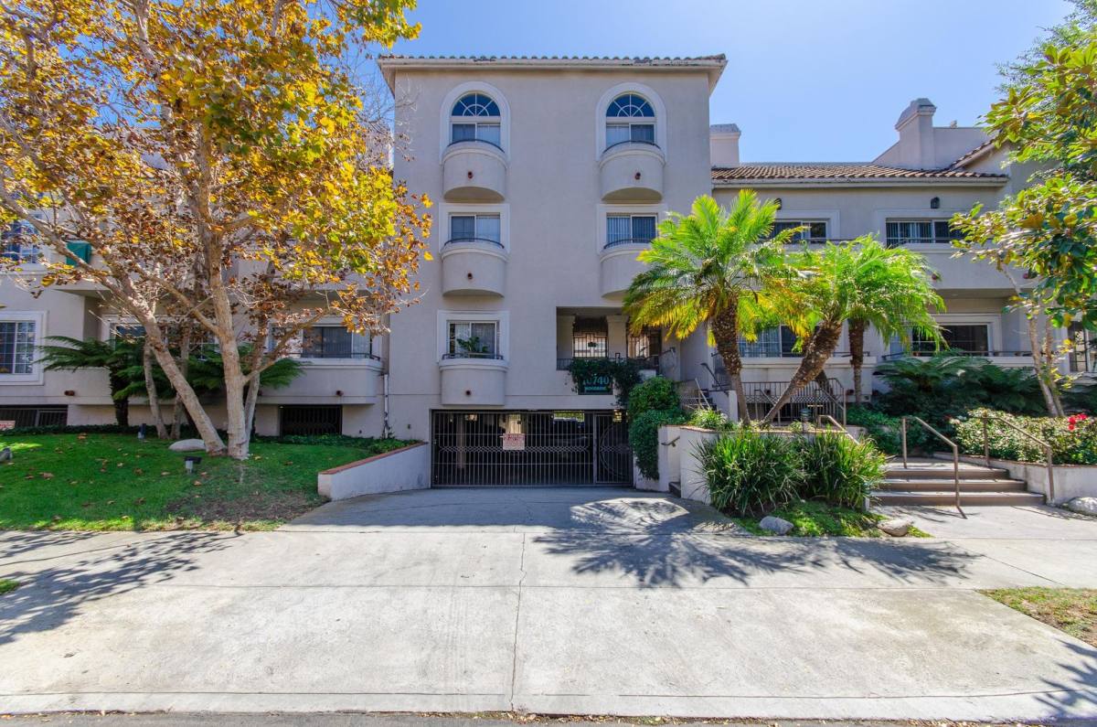 Apartment for rent at 10740 Woodbine St, Los Angeles, CA 90034
