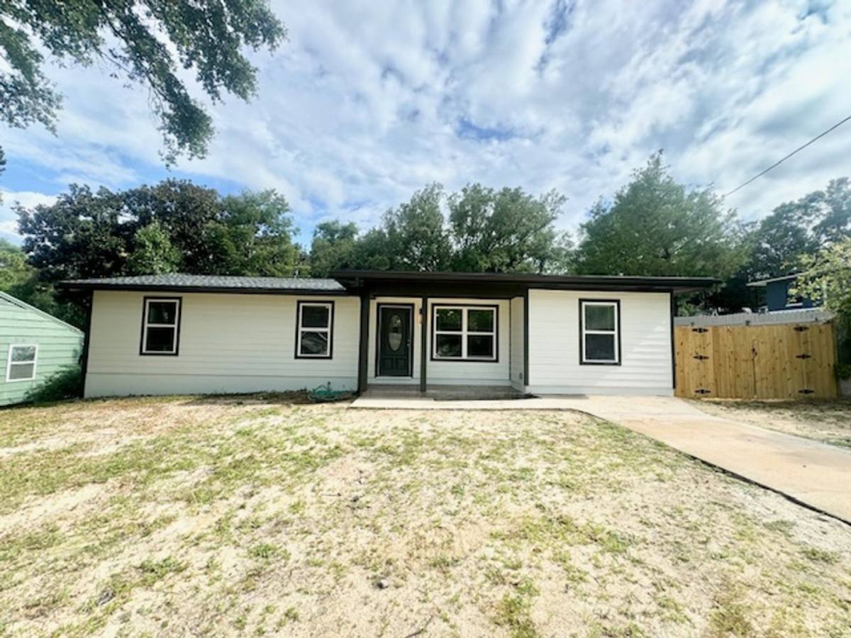 House for rent at 329 Edge Ave, Valparaiso, FL 32580