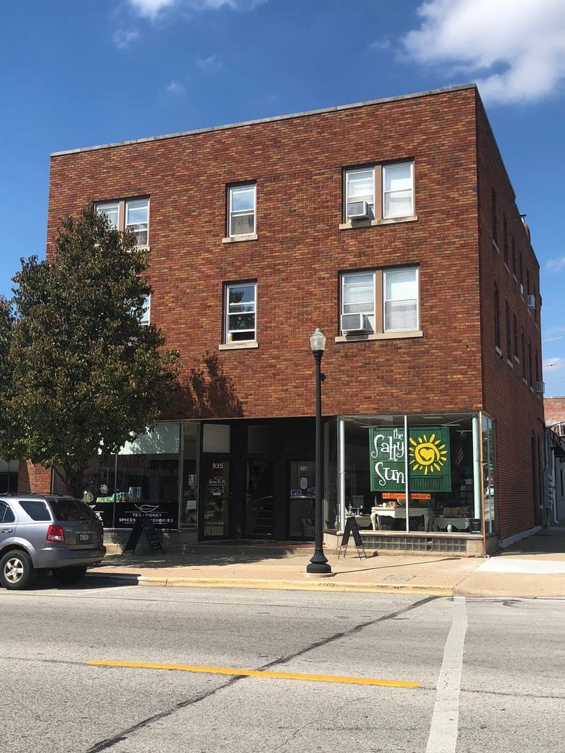 Apartment for rent at 935-937 Maine St, Quincy, IL 62301
