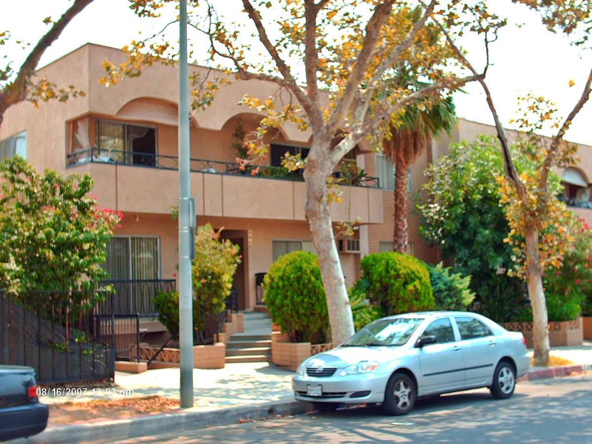 Apartment for rent at 924 N Hayworth Ave, Los Angeles, CA 90046