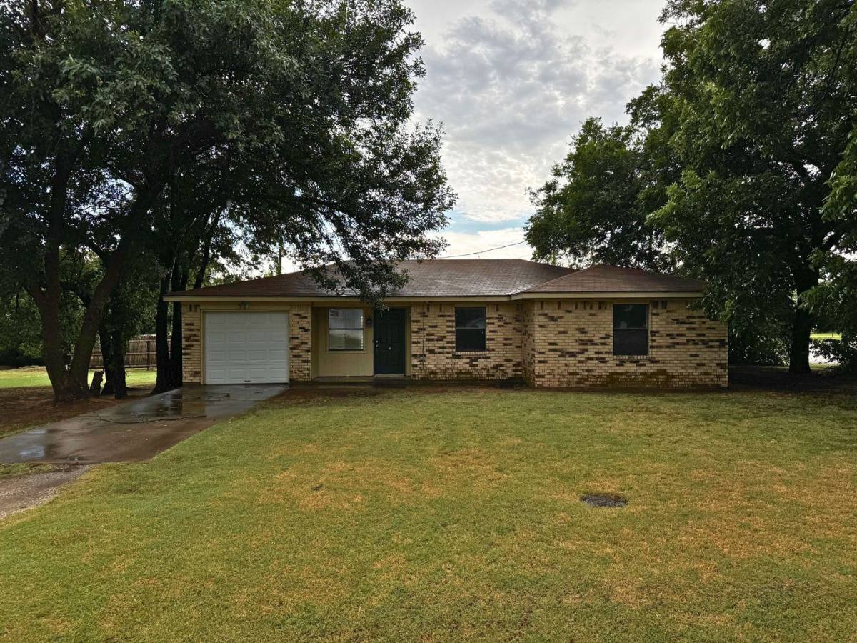 House for rent at 201 E Bois D Arcade St, Henrietta, TX 76365