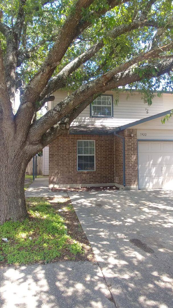 Townhouse for rent at 7922 Galaway Bay, San Antonio, TX 78240