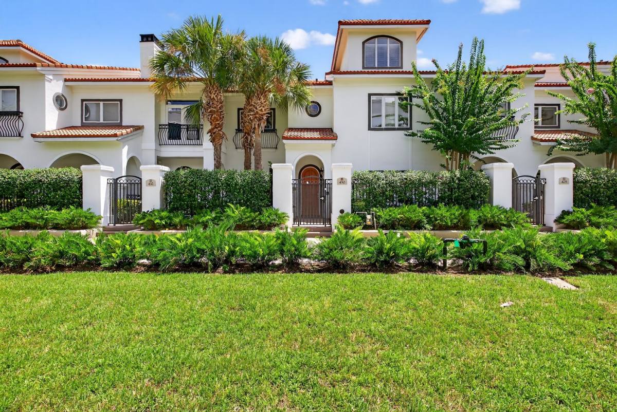 Townhouse for rent at 430 E Bay St, Jacksonville, FL 32202