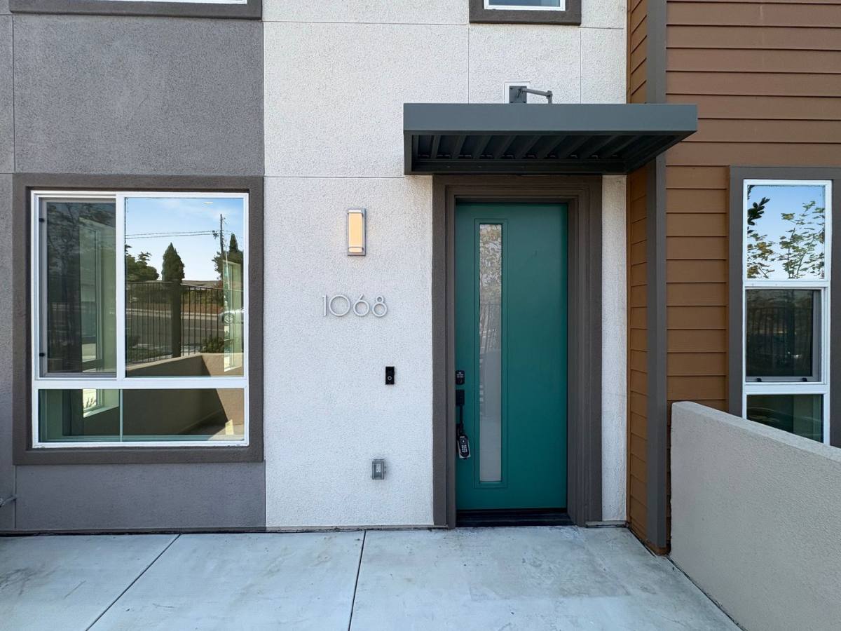 Townhouse for rent at 1068 Kendale Way, Vista, CA 92081