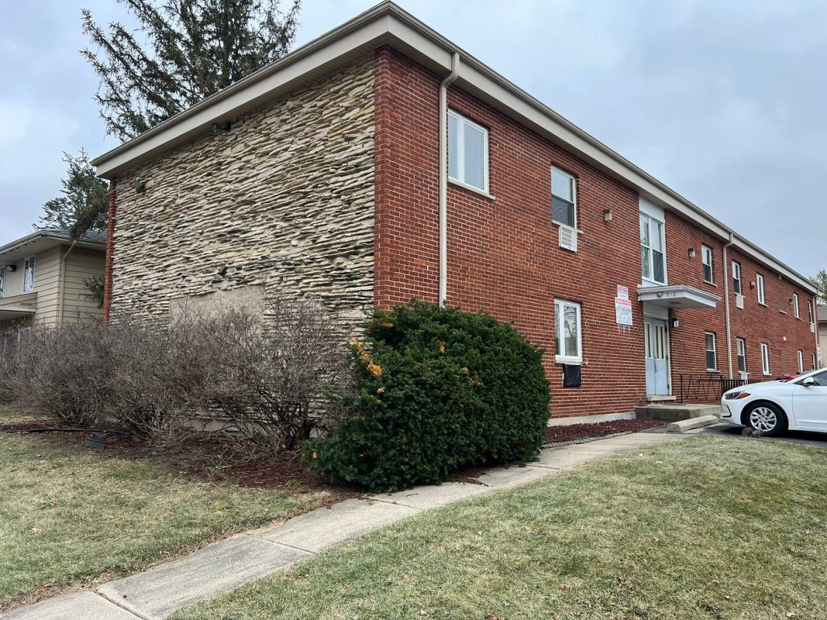 Apartment for rent at 916 Greenbrier Rd, Dekalb, IL 60115