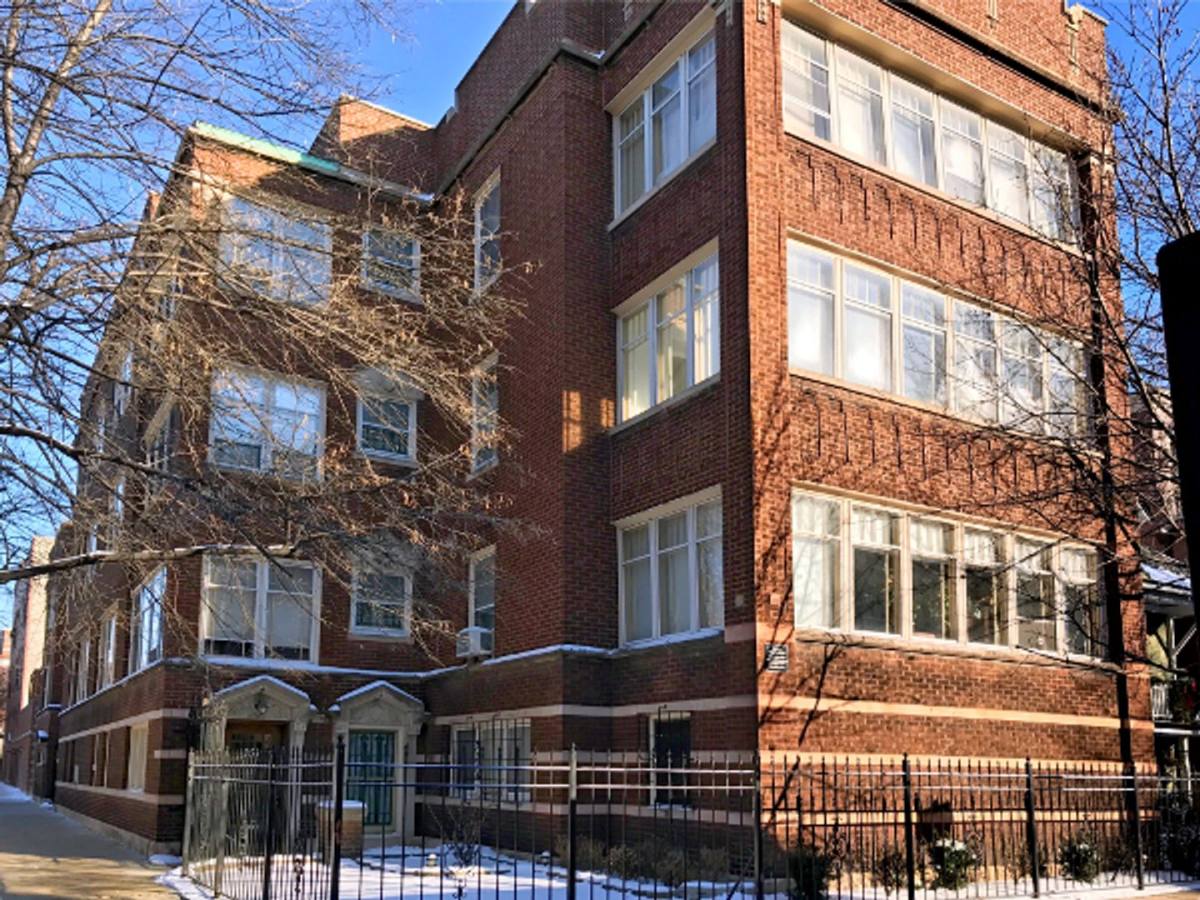 Apartment for rent at 856 W Wolfram St, Chicago, IL 60657