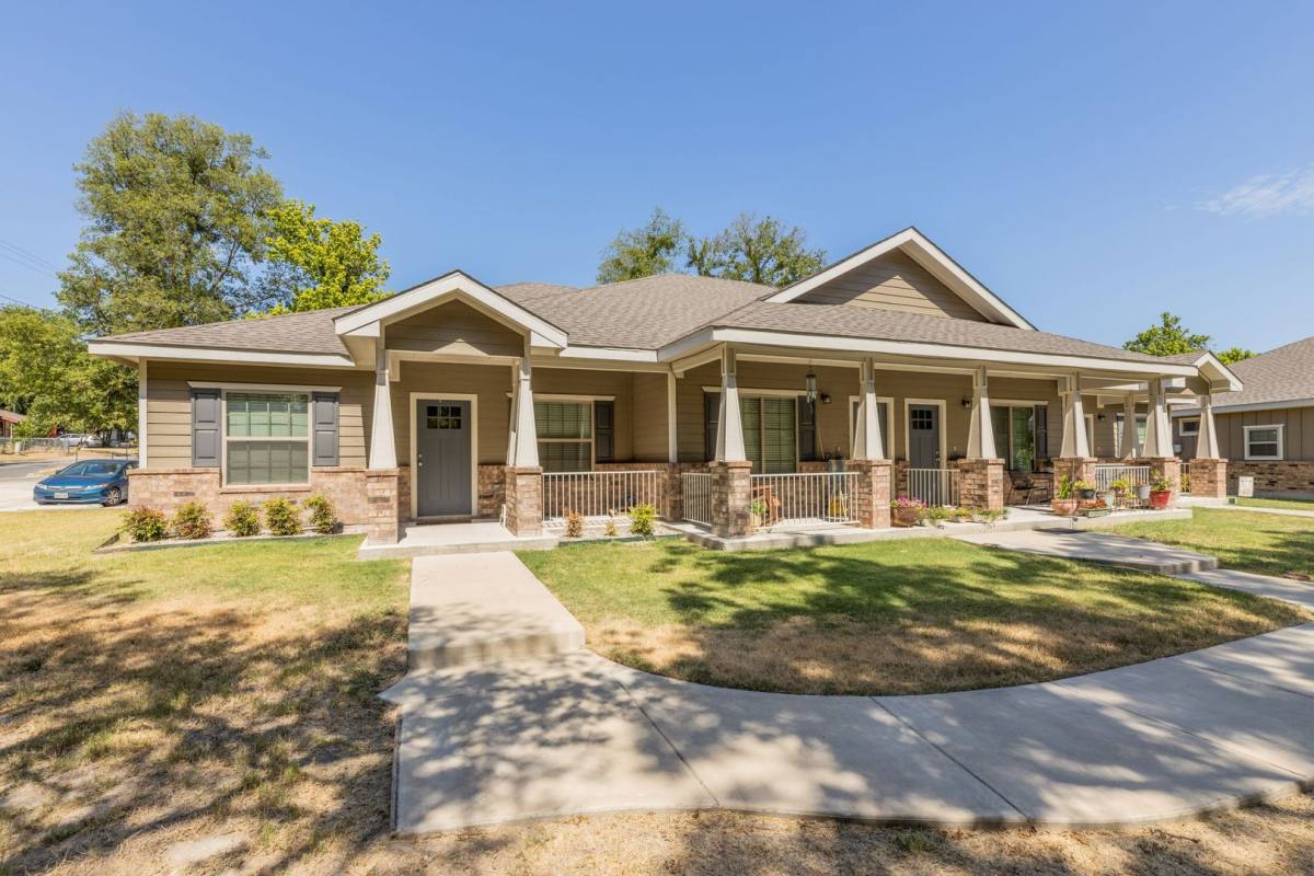 Apartment for rent at 512 E Akard St, Weatherford, TX 76086