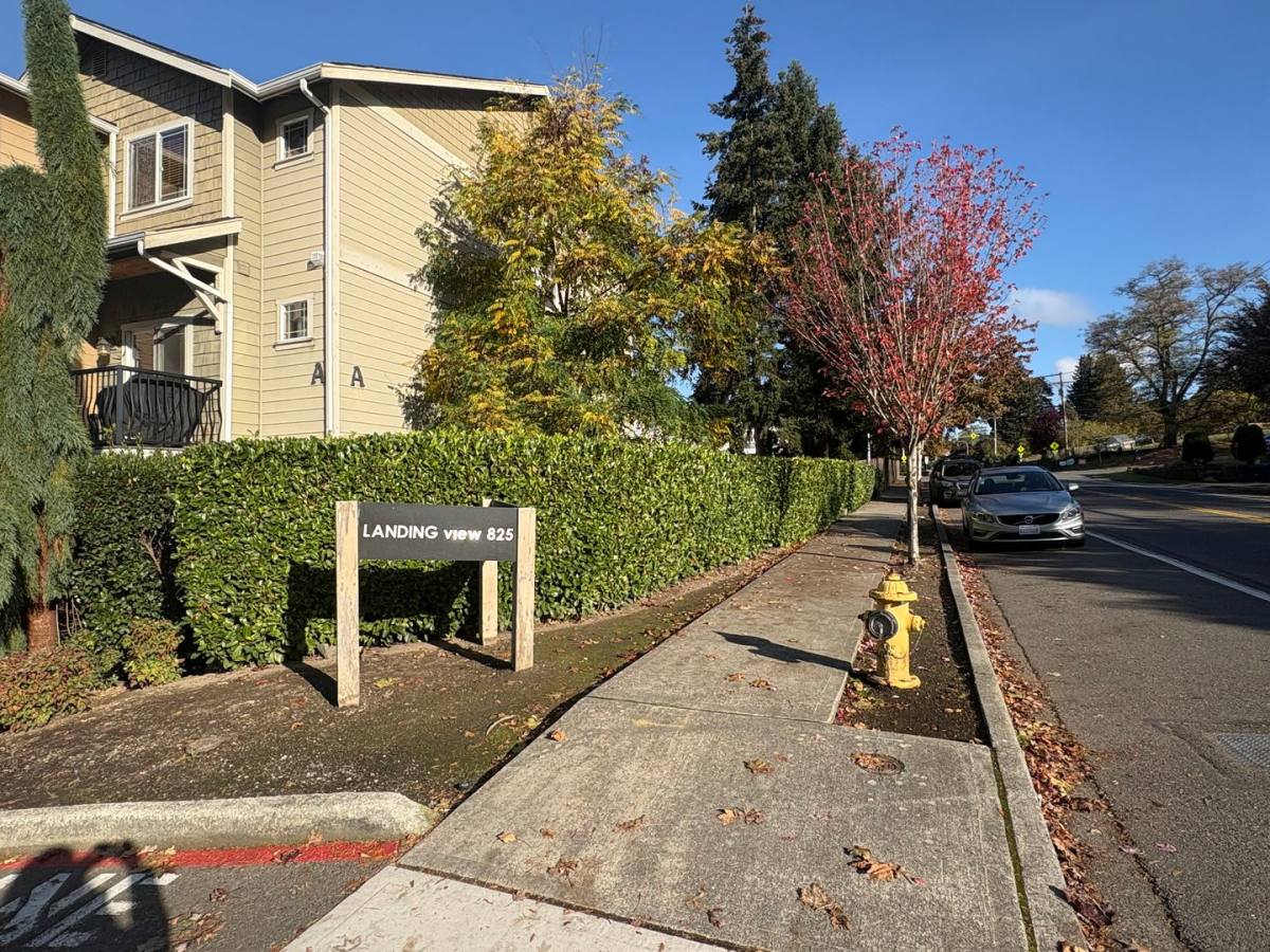 Townhouse for rent at 825 Sunset Blvd NE, Renton, WA 98056
