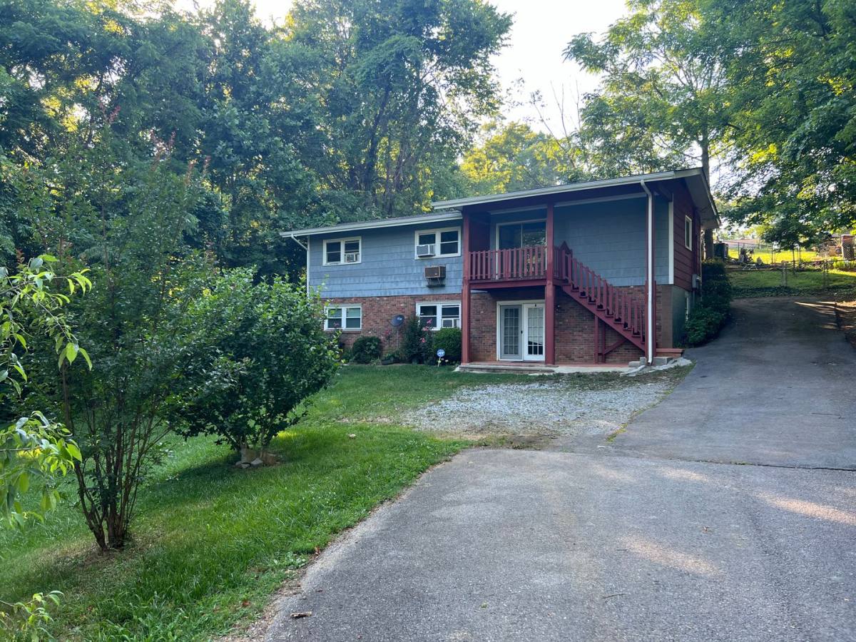 Apartment for rent at 8 Vine Lane, Johnson City, TN 37604