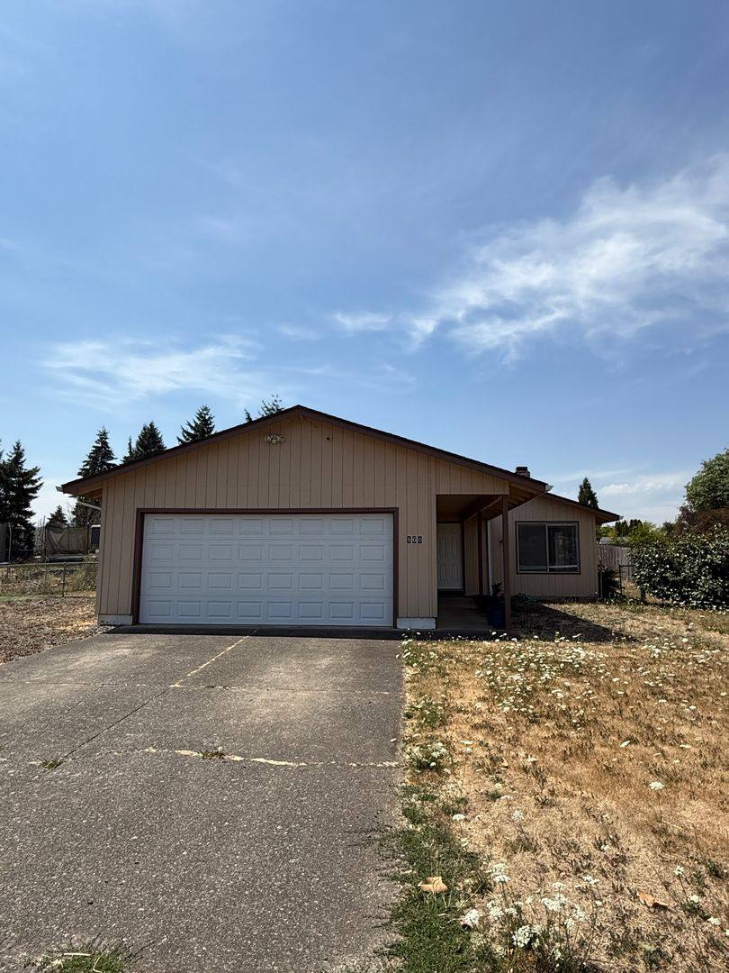 House for rent at 860 S 15th St, Lebanon, OR 97355