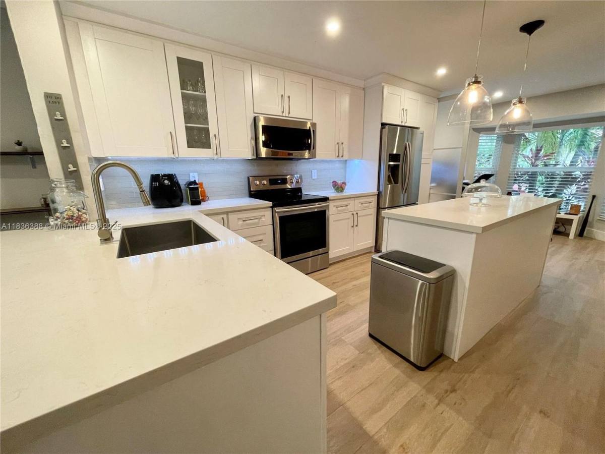1125 Papaya St, Hollywood, FL 33019