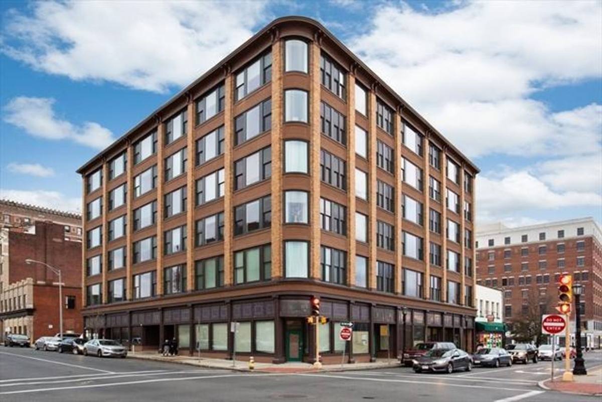 Apartment for rent at 385 Worthington St, Springfield, MA 01103