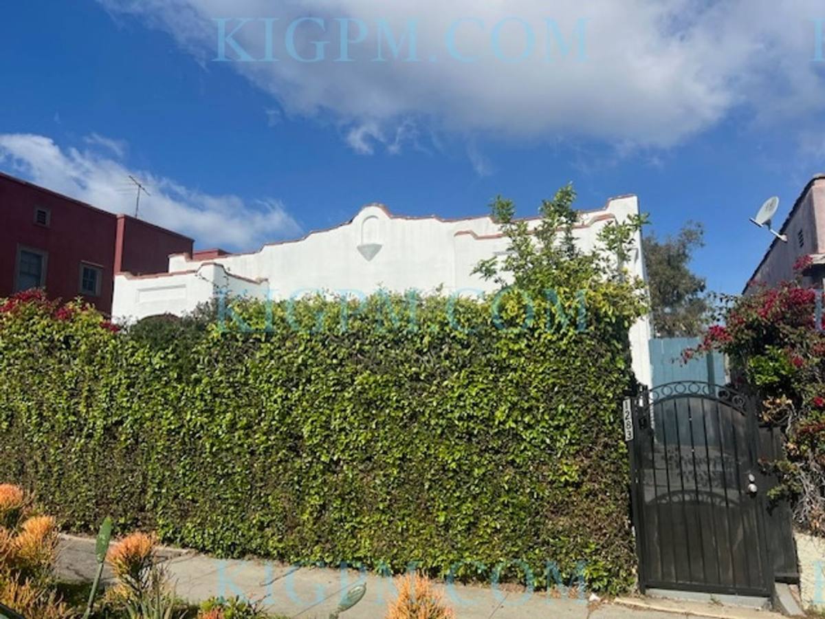 Apartment for rent at 1283 Queen Anne Place, Los Angeles, CA 90019