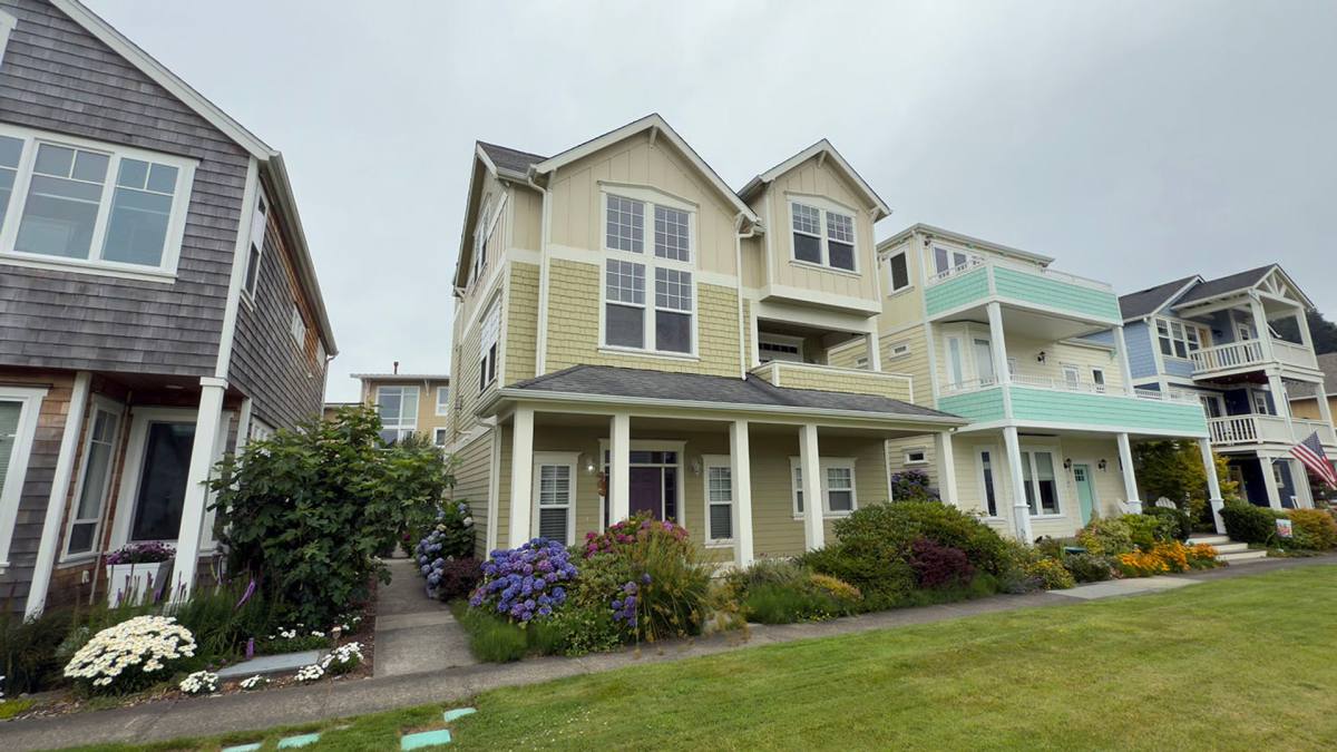 Apartment for rent at 255 29th St, Astoria, OR 97103