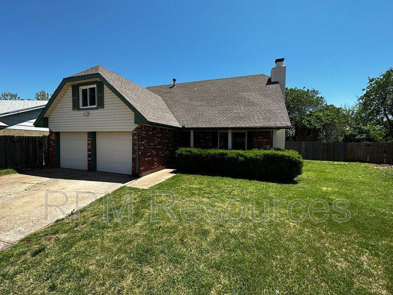 House for rent at 1000 Juno Circle, Edmond, OK 73003